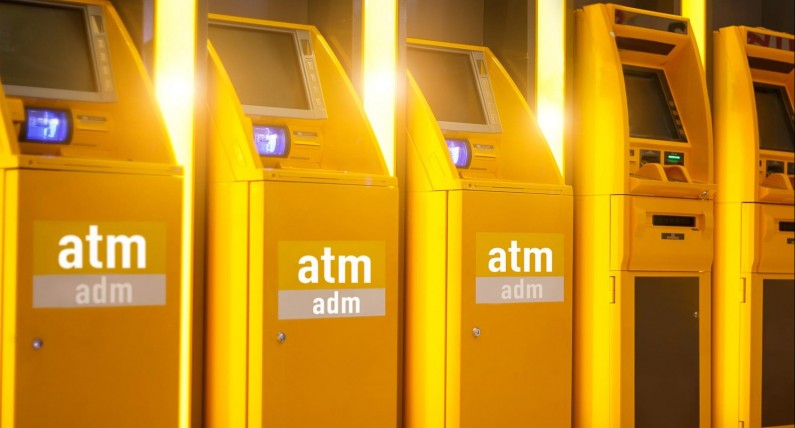 Trzy banki w jednym: żółte bankomaty w Holandii od 2019 roku. Internauci prześcigają się w żartach