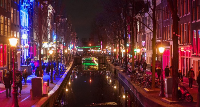 Turyści znów napływają do Amsterdamu. W weekend część dzielnicy Czerwonych Latarni została zamknięta