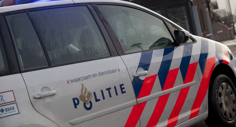 Zatrzymanie 49-latka w Tilburgu. Mężczyzna wskoczył na radiowóz i pogryzł policjanta