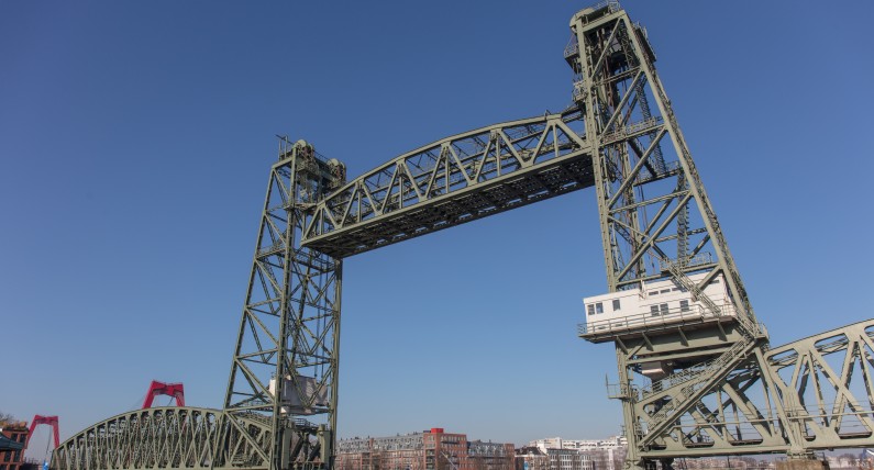 Most w Rotterdamie zdemontowany dla miliardera? Burmistrz miasta komentuje