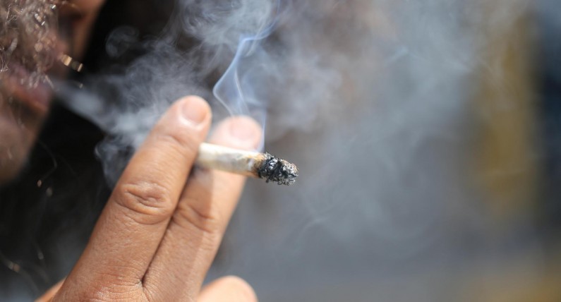 Używanie narkotyków na ulicach: prawo pozwala, jednak coraz więcej gmin zakazuje