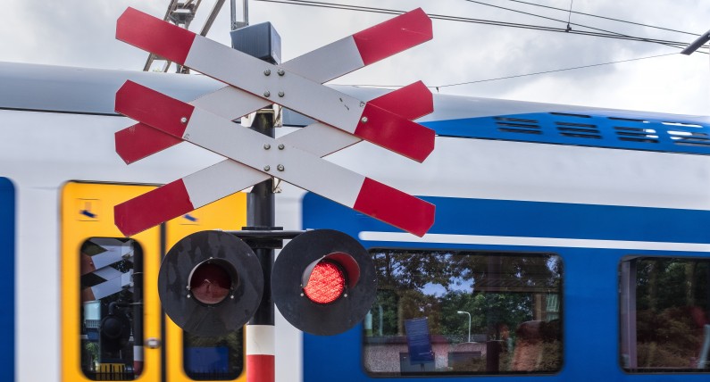 Niebezpieczny wypadek na torach w Holandii. Są ranni i ofiara śmiertelna. ,,Szlabany zamknięto zbyt późno”