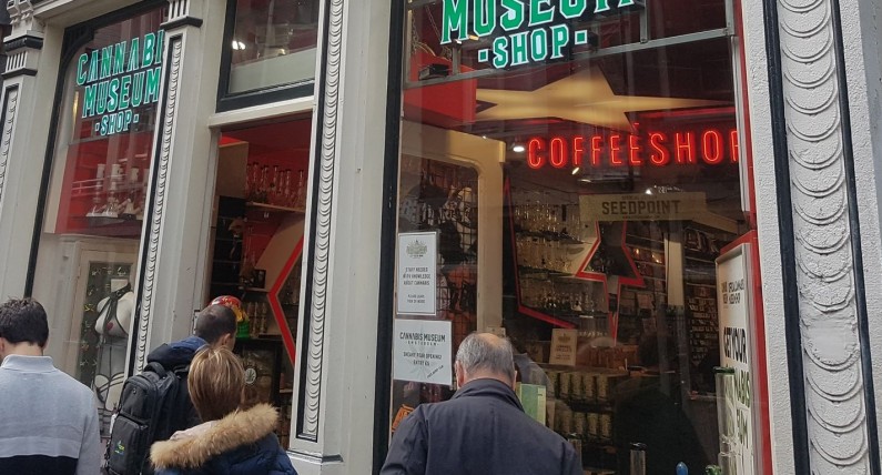 Dyskusja w sprawie zamknięcia coffee shopów dla turystów. ,,Przyjeżdżają tu po to, żeby się naćpać