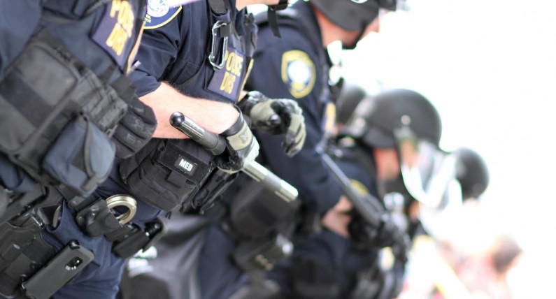 Młodzież kontra policja – wielka bijatyka na rynku małego miasta. W ruch poszły race, puszki i jedzenie