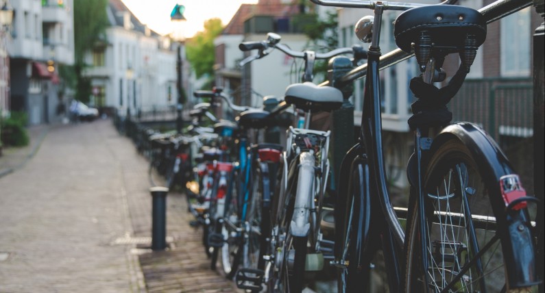 Rowerowa przygoda w Amsterdamie. 5 niezwykłych rzeczy, które możesz zrobić na przejażdżce jednośladem w stolicy 