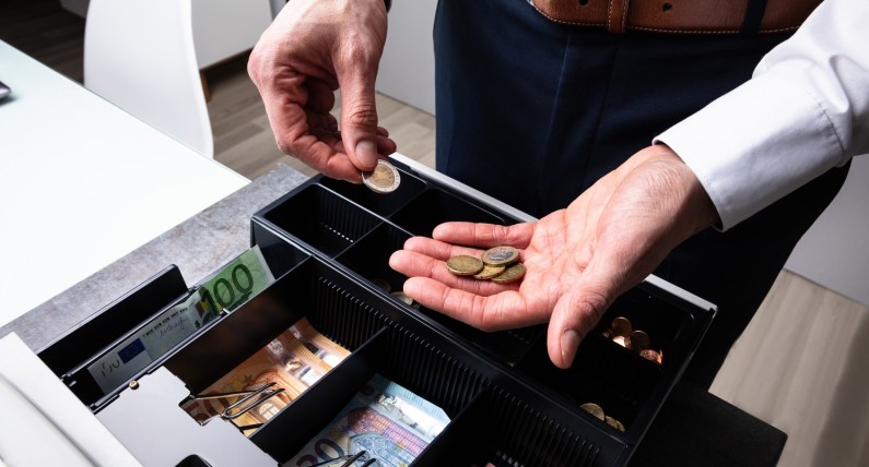 Płatność gotówką może zostać odebrana jako pranie pieniędzy. Wystarczy 1000 euro