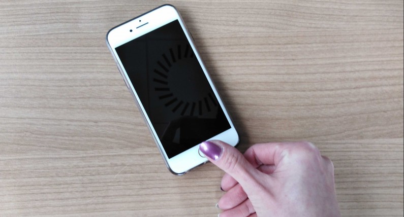 Przymusowe odblokowanie telefonu za pomocą odcisku palca? Policja ma do tego prawo