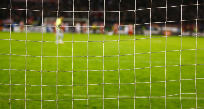 Skandal w Holandii. Mecz Groningen-Ajax zakończony po 9 minutach z powodu zachowania pseudokibiców