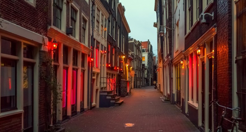 Koniec z dzielnicą czerwonych latarni? W Amsterdamie szykują się duże zmiany 