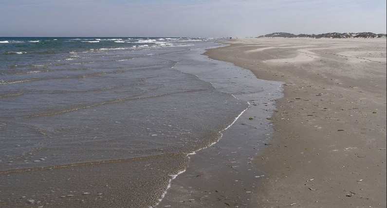 Holandia: policja znalazła urnę z prochami na plaży. Udało się odnaleźć rodzinę zmarłego