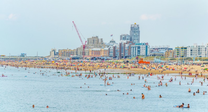 Tłumy zawitały na plaże w Scheveningen. Zajęto wszystkie miejsca parkingowe 