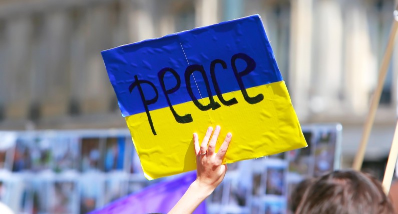 Niderlandy przeciwko rosyjskim atakom na Ukrainę. Protest w Amsterdamie zgromadził tłumy