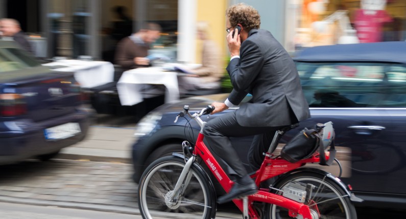 Koniec wolności dla rowerzystów: nie będą mogli już rozmawiać przez telefon w czasie jazdy