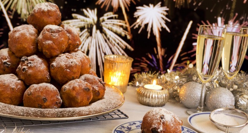 Przygotuj klasyczny przysmak sylwestrowy prosto z Holandii. Przepis na oliebollen i jego historia