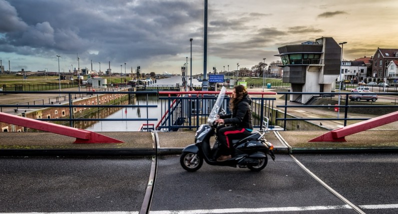 Od dziś nowe prawo w Amsterdamie: zakaz motorowerów na ścieżkach rowerowych