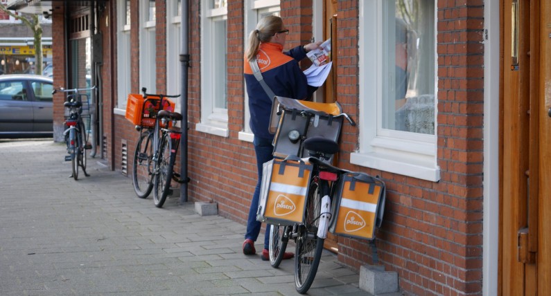 Zgubione paczki i nieuczciwi kurierzy. PostNL z największą liczbą skarg