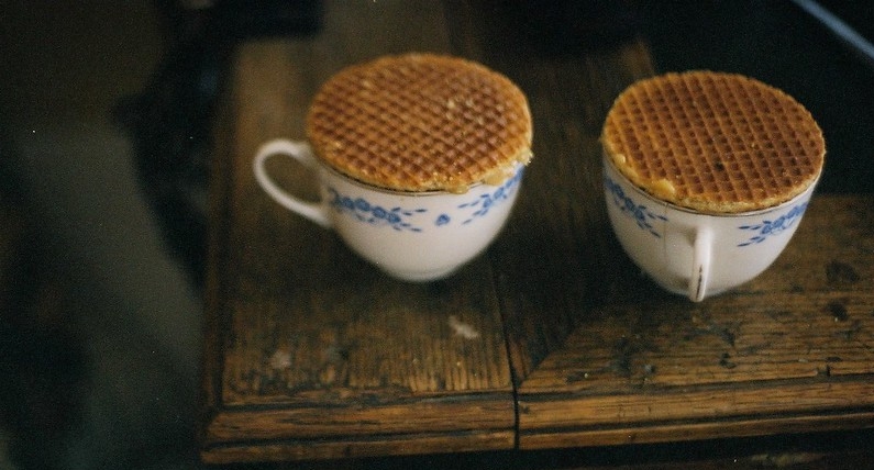 Stroopwafel – skąd wziął się ten klasyczny, niderlandzki przysmak i jak należy go prawidłowo jeść?