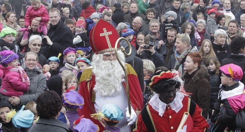 W oczekiwaniu na Mikołajki – tradycja Sinterklaasa i kontrowersje wokół „brudnego od sadzy” Czarnego Piotrusia