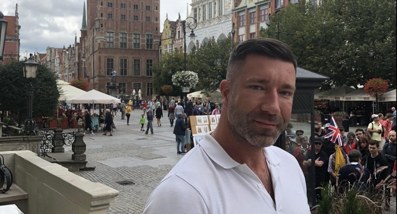 Niby Holender, a jednak Polak. Vloger z Trójmiasta podbija serca internautów dwujęzycznymi filmami [ROZMOWA]