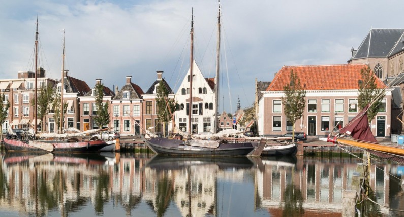 Na północy Holandii czeka fryzyjska perełka. Harlingen – ważne miasto portowe i atrakcja turystyczna