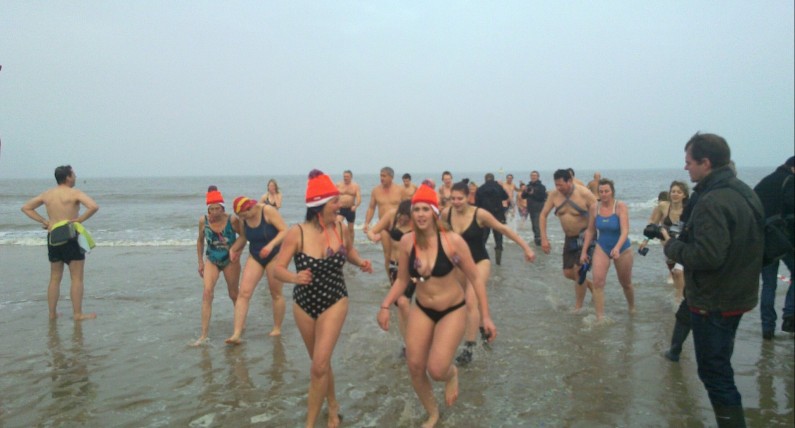 Nieuwjaarsduik, czyli niderlandzka noworoczna tradycja skoku do zimnej wody