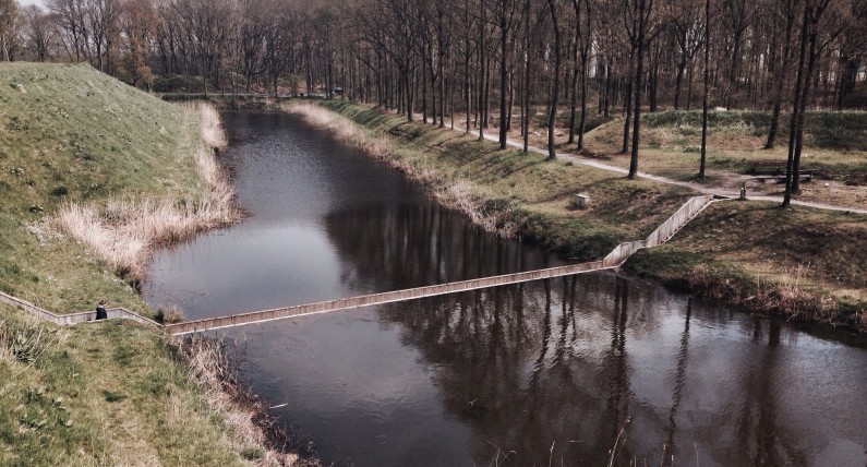 Niewidzialny most w Niderlandach. Nietuzinkowa konstrukcja prawdziwą gratką dla turystów