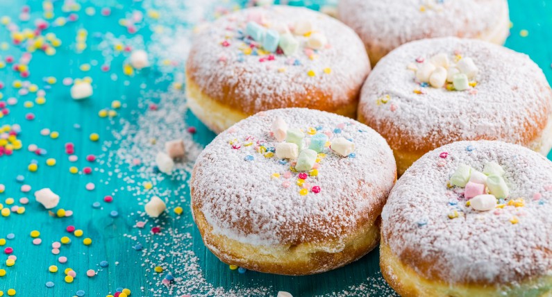 Tłusty czwartek: gdzie kupić pączki w Niderlandach? Jak zrobić je samemu? 