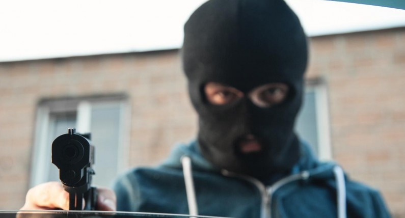 Prokuratura chce wysokiej kary dla Polaka za napad z użyciem fałszywej broni