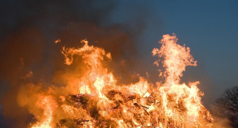 Noworoczne ogniska w Hadze będą miały ograniczoną wysokość.  Ma to zapobiec kolejnej tragedii, podobnej do tej z ubiegłego roku