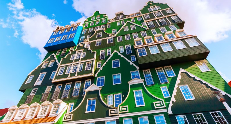 Bajkowy hotel w Niderlandach. Architektoniczny patchwork zachwyca turystów