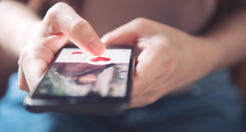 Władze ostrzegają przed internetowymi randkami w Niderlandach. Liczba oszustów znacznie wzrosła