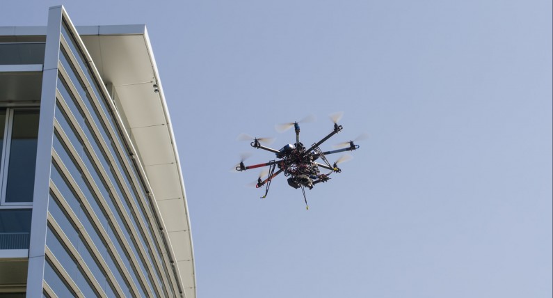 Dron przeszkodził w lądowaniu helikoptera medycznego. Policja szuka sprawcy
