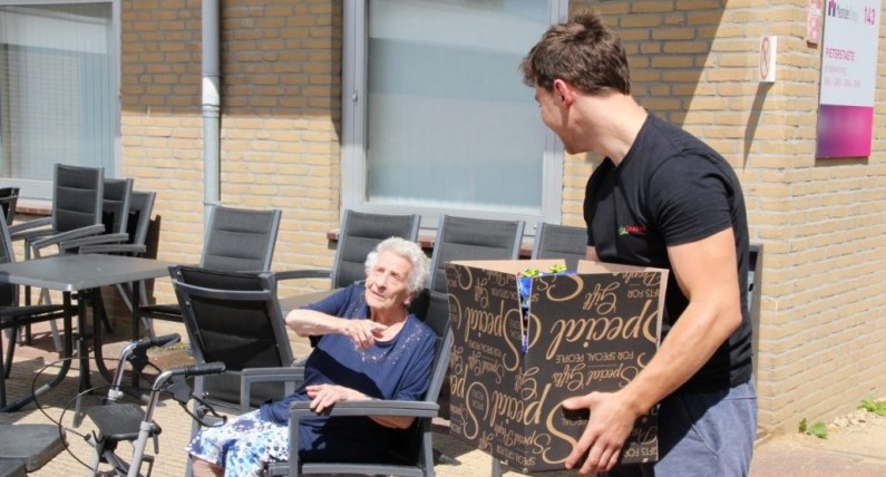 Polacy niosą pomoc w Niderlandach. Polskie produkty podarowane mieszkańcom domu opieki 