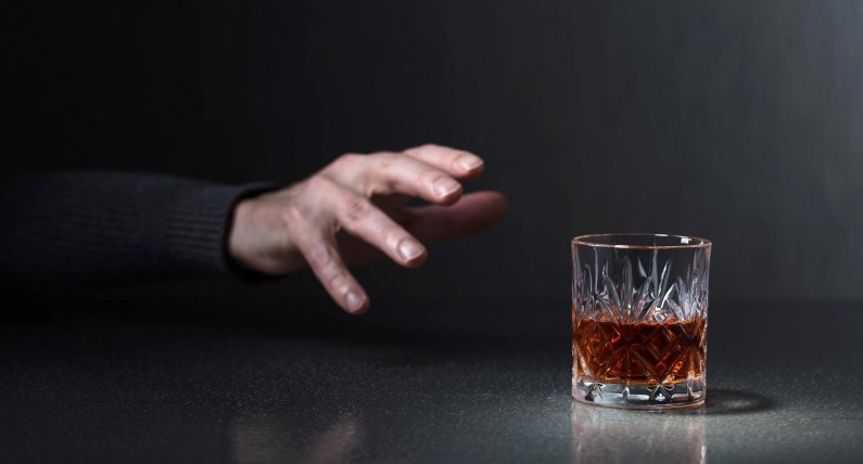Wysoki wzrost sprzedaży alkoholu w Belgii. Ludzie nie radzą sobie z samotnością w dobie pandemii