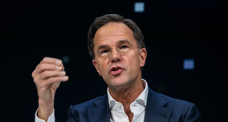 Premier Mark Rutte w ogniu krytyki. Okazało się, że polityk nie zna aktualnej ceny mleka