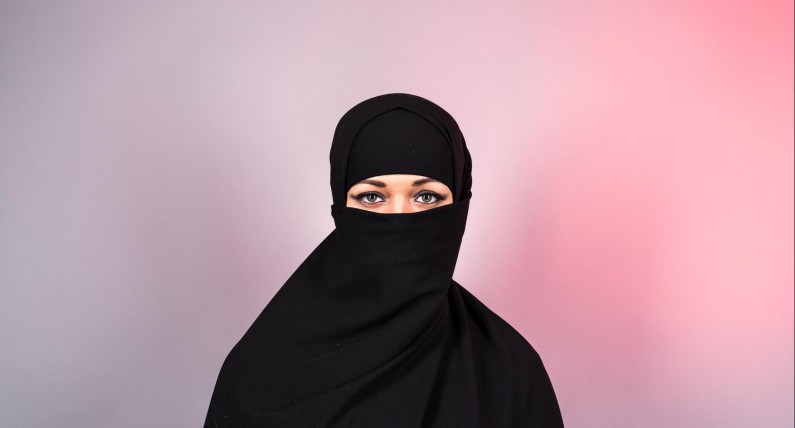 Nauka ma pierwszeństwo przed religią? Nakaz noszenia maseczek kontra zakaz zakrywania twarzy