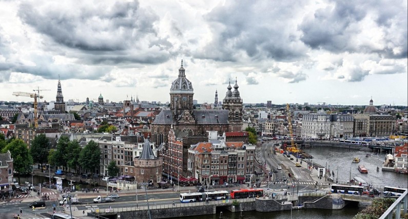 Zakaz samochodów spalinowych w Amsterdamie. Chodzi o zdrowie mieszkańców