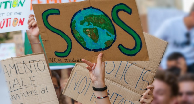 Protest aktywistów klimatycznych w Hadze. Policja użyła armatek wodnych i zatrzymała 400 osób