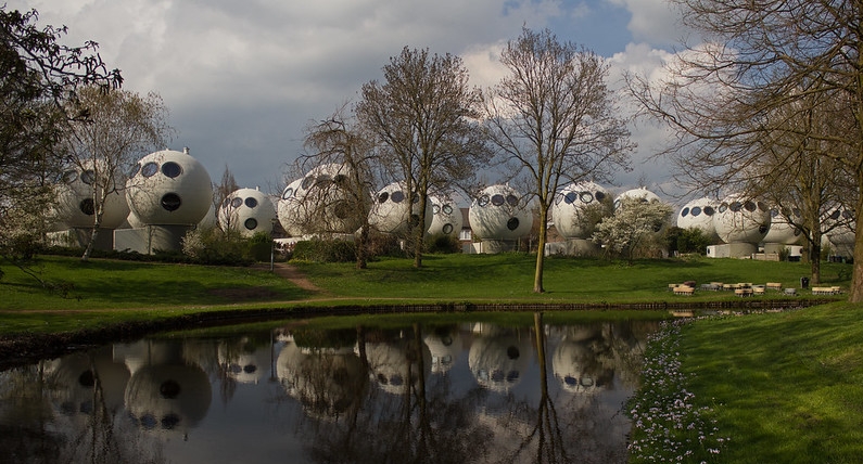 Bolwoningen  – domy w kształcie kuli wyglądają jak z powieści science fiction