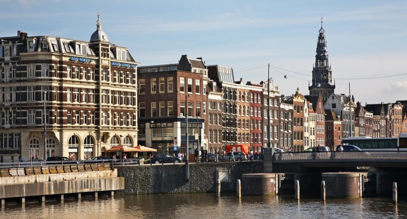 Amsterdam zajął 12. miejsce na liście miast o najwyższej jakości życia na świecie. Warszawa daleko w tyle