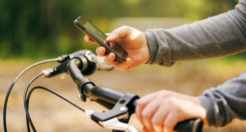 Od dziś zakaz korzystania z telefonu na rowerze. Policjanci wystawili już pierwsze mandaty