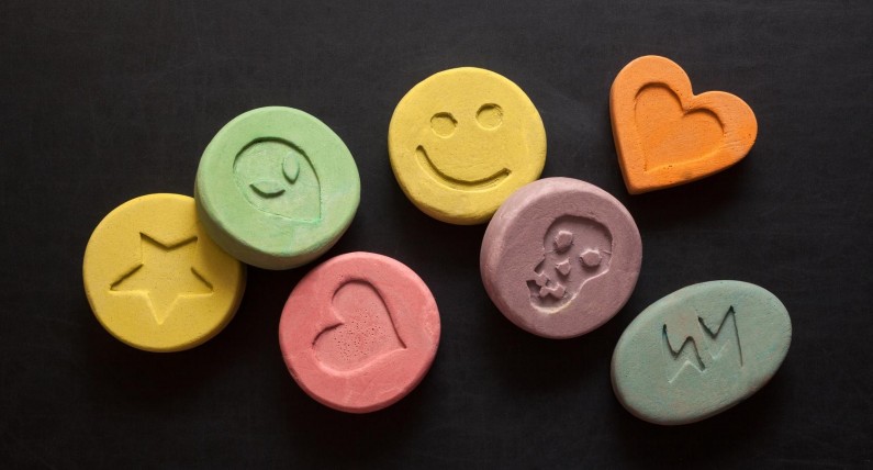Legalizacja ecstasy przyniesie korzyści? Według Młodych Demokratów tak