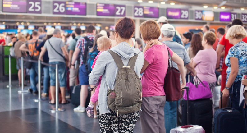 Kolejki na lotnisku Schiphol. Władze radzą: przynieś ze sobą wygodne buty i butelkę wody