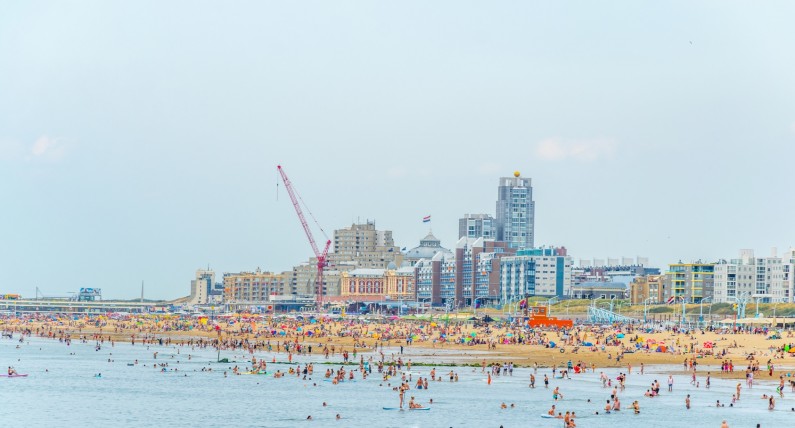 W Niderlandach wyszło słońce i tłumy ruszyły na plażę. Skutkiem było zamknięcie części dróg