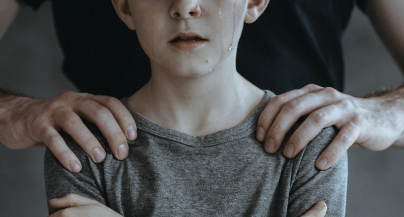 11 mężczyzn oskarżonych o molestowanie nastolatka. Wśród nich jest urzędnik Ministerstwa sprawiedliwości