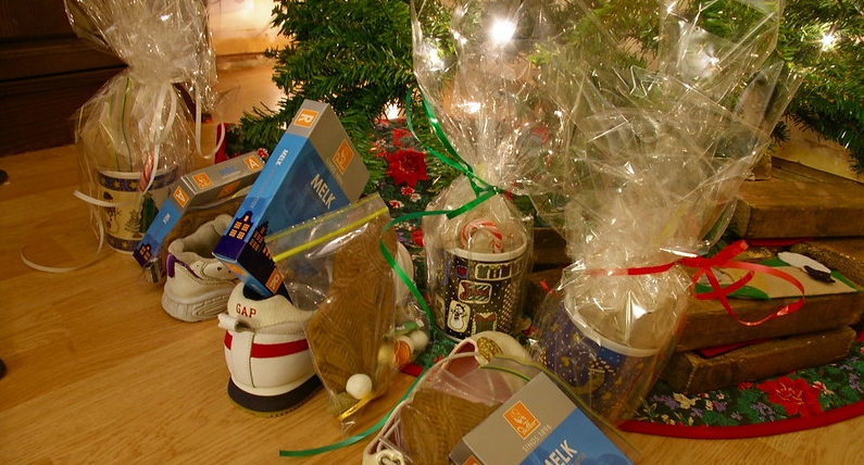 Dziś Pakjesavond. Pamiętajmy o zachowaniu dystansu od Sinterklaasa!