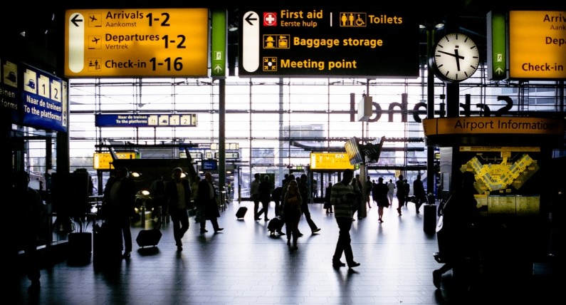 Chaos na lotnisku Schiphol w Amsterdamie. Tłumy, braki kadrowe i masowo odwoływane loty