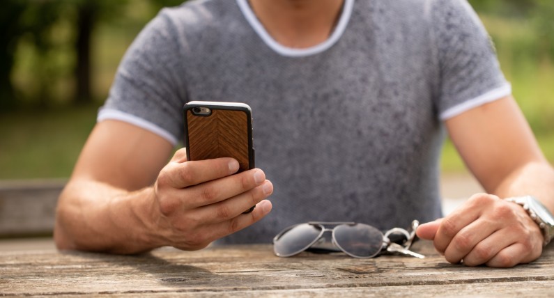 Uwaga na oszustów naciągających na WhatsApp i przez SMS-y. Idzie im lepiej niż kiedykolwiek