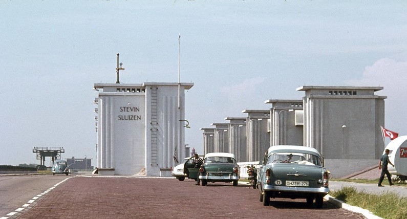 Magiczne Niderlandy: nocą zapora Afsluitdijk przemienia się w ogromną bramę ze światła