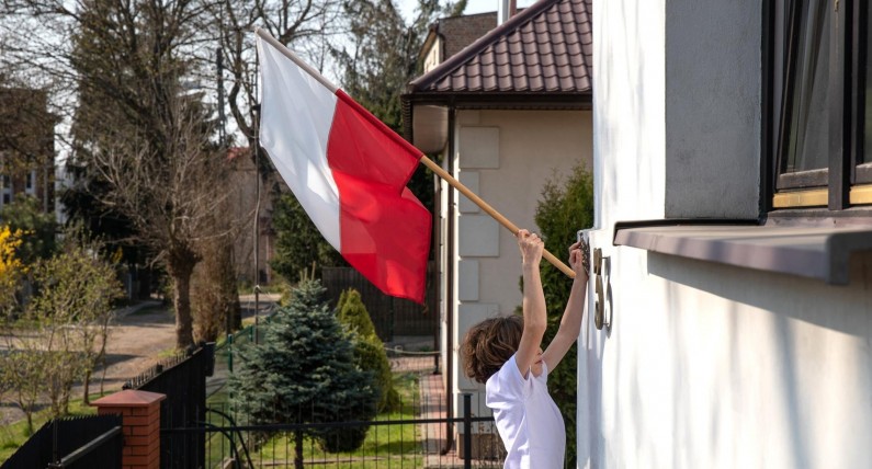 Wywieszasz flagę z okazji święta? Oto zasady, o których musisz pamiętać